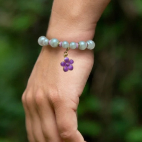 Elegant Purple Floral Pearl Bracelet - Picture 2 of 5